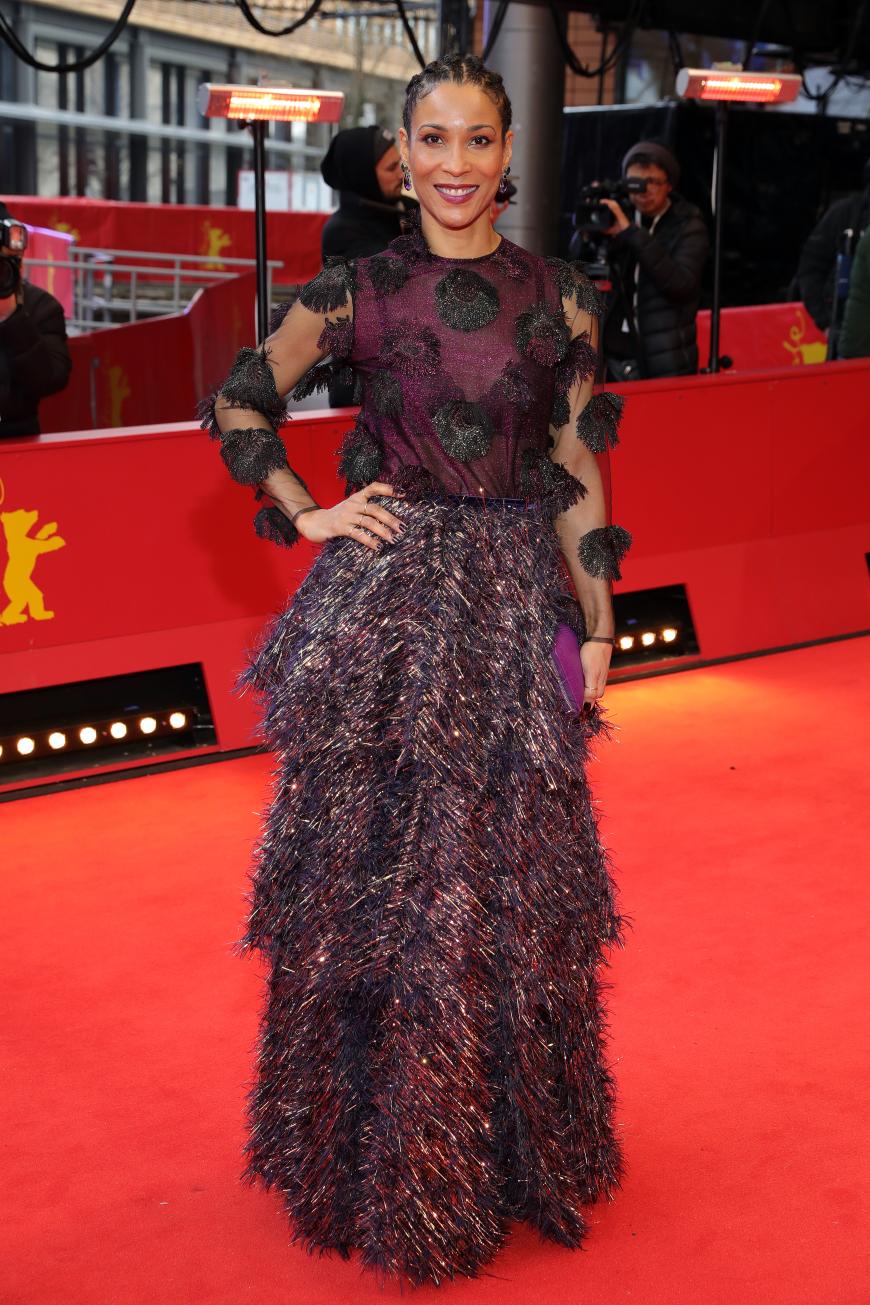 Schauspielerin Annabelle Mandeng in einem interessanten Federkleid.