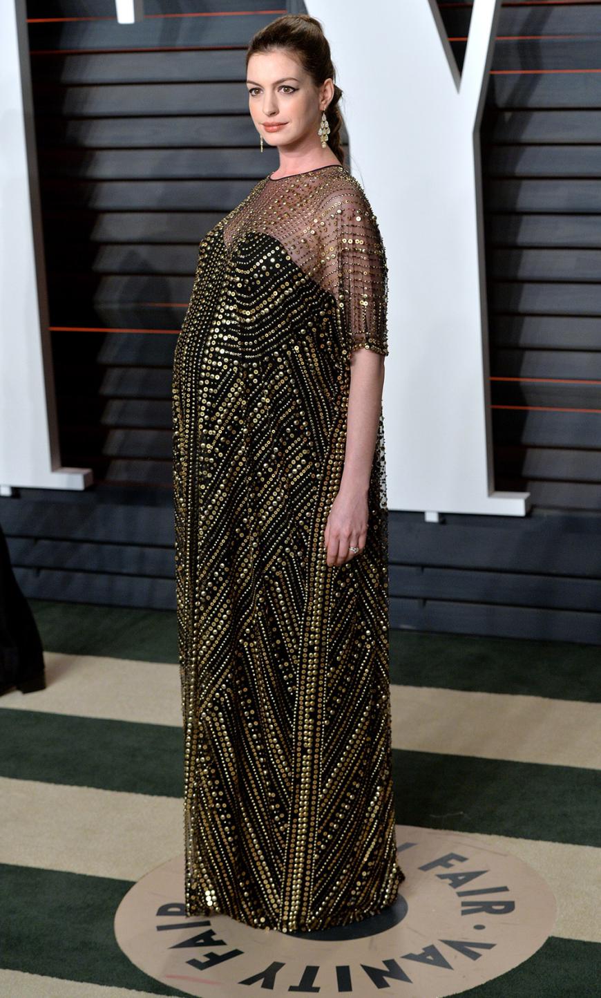 Anne Hathaway kann ihren Babybauch nicht mehr verstecken und setzte ihn gekonnt mit einem transparenten Kleid über einem schulterfreien Unterkleid in Szene.