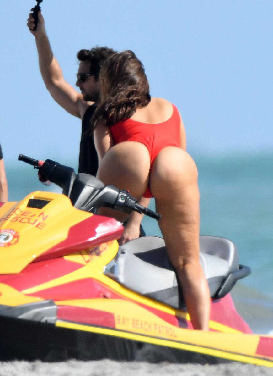 Sexy Plus-Size-Model Ashley Graham hat Orangenhaut - und steht dazu. Bei einem Fotoshooting in Miami POsiert sie und streckt ihren Hintern offensiv in die Kamera.