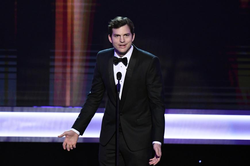 Ashton Kutcher hielt die Begrüßungsrede und richtete seinen Fokus auf die Menschen, die an den US-Flughäfen gestrandet waren.