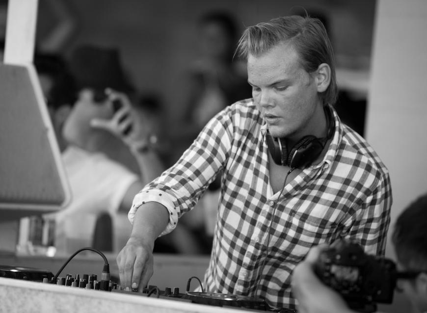 Trauer um Star-DJ Avicii: Tim Bergling, wie er mit bürgerlichem Namen hieß, starb am Freitag, 20. April, in der Hauptstadt des Oman, Maskat, wie seine Sprecherin Ebba Lindqvist mitteilte.