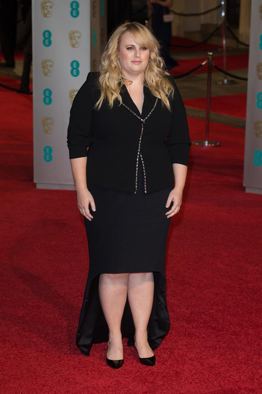 Wir sind uns nicht sicher, was Rebel Wilson trug: Blazer über Vokuhila-Rock? Wir haben die Schauspielerin schon in besseren Outfits gesehen.