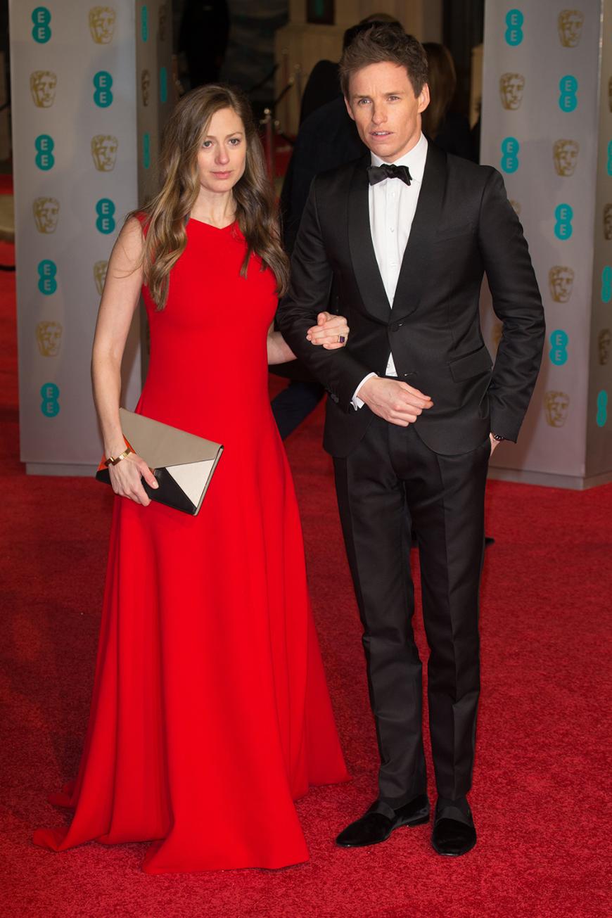 Eddie Redmayne brachte Gattin Hannah Bagshawe mit, die zu ihrem aufregend roten Kleid leider ein zu unauffälliges Styling gewählt hatte.