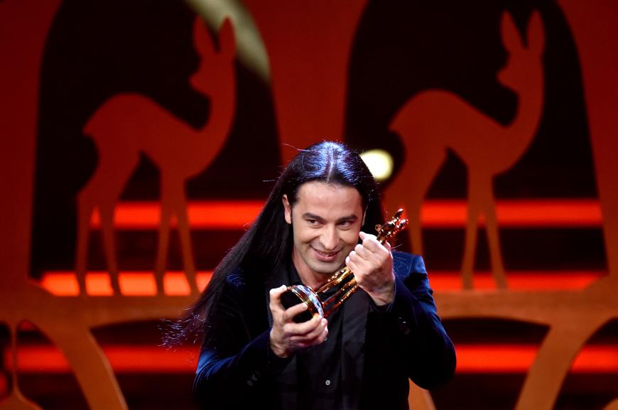 Bülent Ceylan freut sich stillvergnügt über seinen