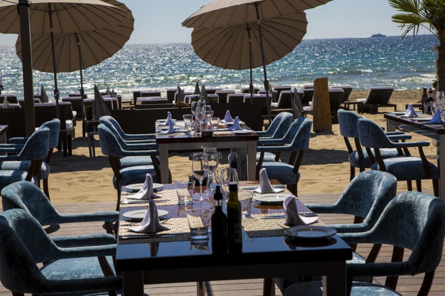 Traumlocation: Wo kann man besser essen als am Meer? Im Nassau Tanit Beach chillen auch große Stars wie Leonardo DiCaprio, Paris Hilton und natürlich auch einige unserer National-Kicker.