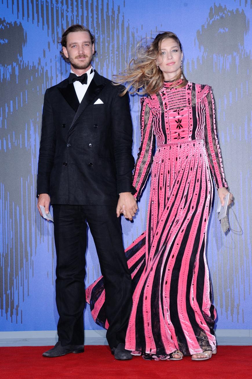 Pierre Casiraghi, Sohn von Prinzessin Caroline von Hannover, und seine schöne Frau Beatrice legten einen WOW-Auftritt hin – sie erschien im glamourösen Valentino-Kleid.