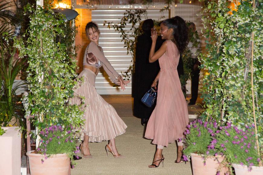 ... und legt am Rande des Dior-Dinners mit Fanny Bourdette Donon auch noch eine flotte Sohle aufs Parkett. Girls just wanna have fun!