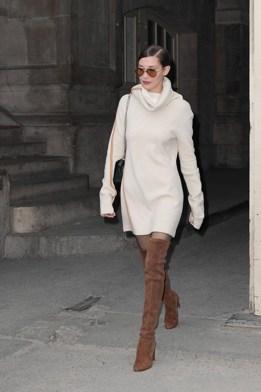 Bella Hadids privater Style ist auch ultra lässig, hier auf dem Weg zum Lauf bei Alexandre Vauthier.