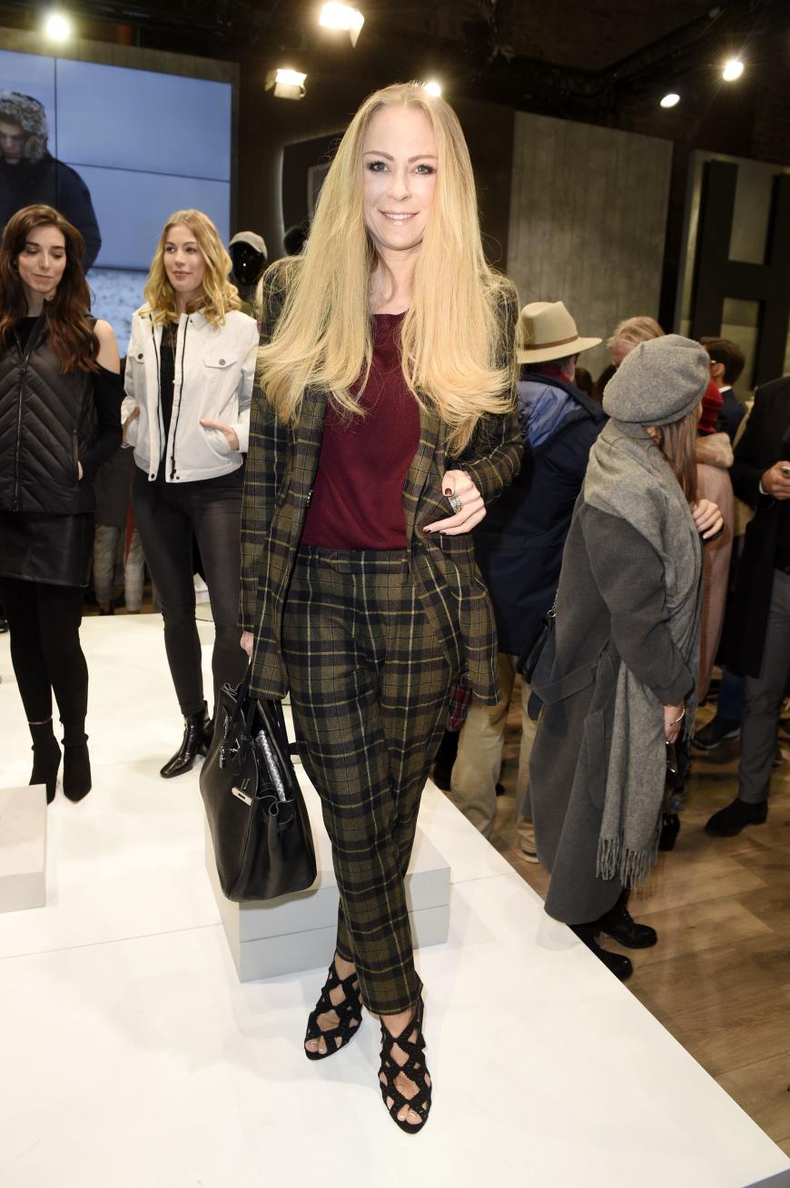 Jenny Elvers kam in einem eher seriösen Look zur Fashion Week nach Berlin.