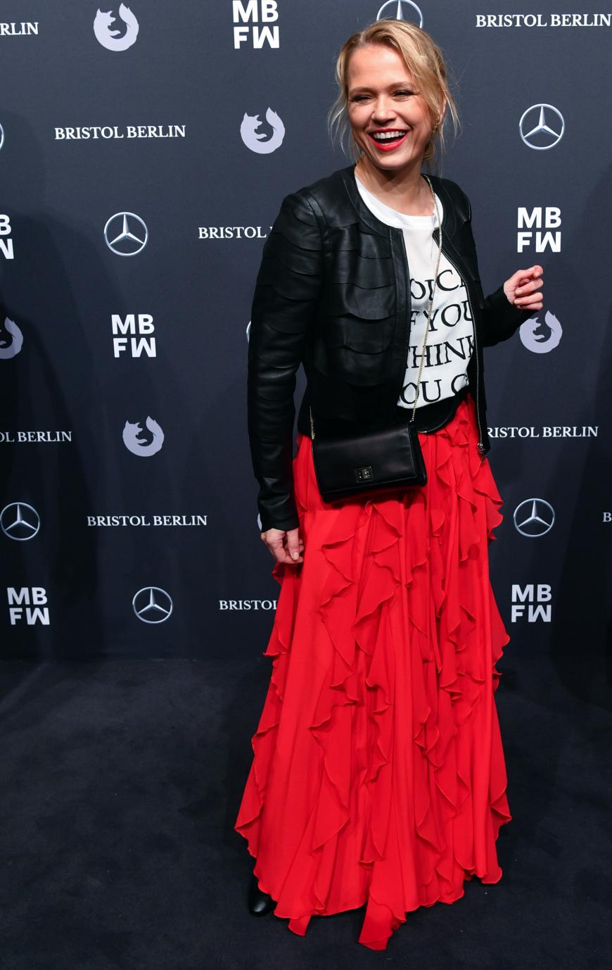 Nova Meierhenrich griff stilsicher zu einer der Trendfarben 2018: Rot. Ein echter Hingucker auf dem