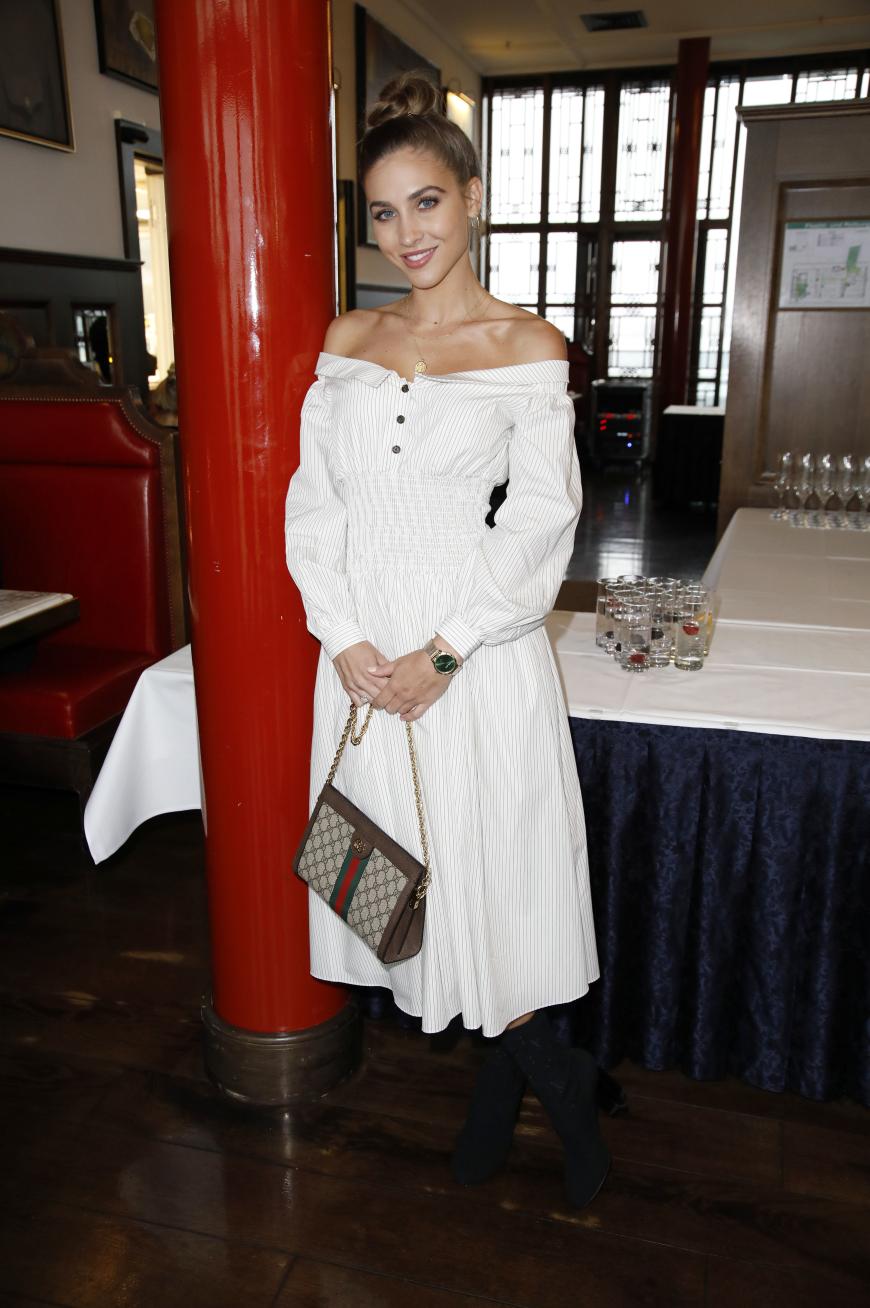 Das Model Ann Kathrin Brömmel läutete mit ihrem Look auf der Berlin Fashion Week schon mal den Frühling ein. Daumen hoch!