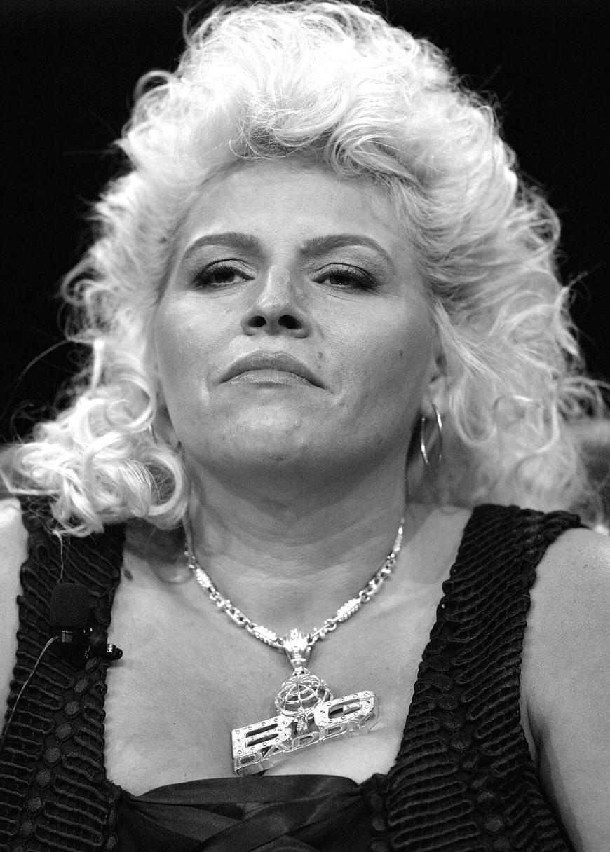 Nun ist es traurige Gewissheit: Beth Chapman ist tot. Die Ehefrau von TV-Kopfgeldjäger Duane “Dog“ Chapman starb mit nur 51 Jahren an den Folgen von Kehlkopfkrebs auf Hawaii. “Es ist 5:32 Uhr in Hawaii, das ist der Zeitpunkt, an dem sie normalerweise aufwachen und hoch zum Koko Head Berg wandern würde. Nur heute ist sie die Treppe in den Himmel hinaufgegangen. Wie lieben dich alle, Beth. Wir sehen dich auf der anderen Seite“, schrieb der Ehemann der TV-Darstellerin bei Twitter.