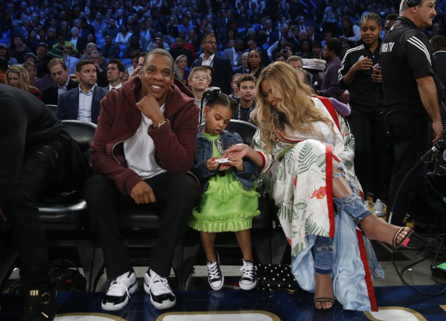Hochkarätiger Besuch beim NBA-All-Star-Spiel in New Orleans: Die schwangere Beyoncé, Jay Z und Töchterchen Blue Ivy am Spielfeldrand.