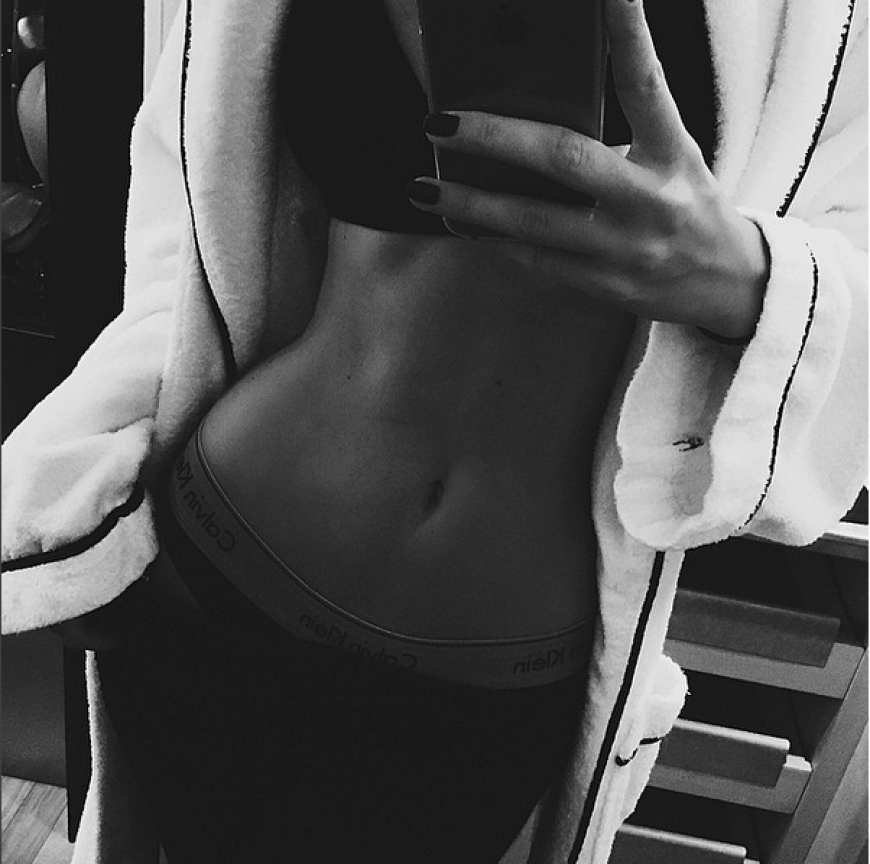 Diesen flachen Bauch kann man auch ruhig zeigen.