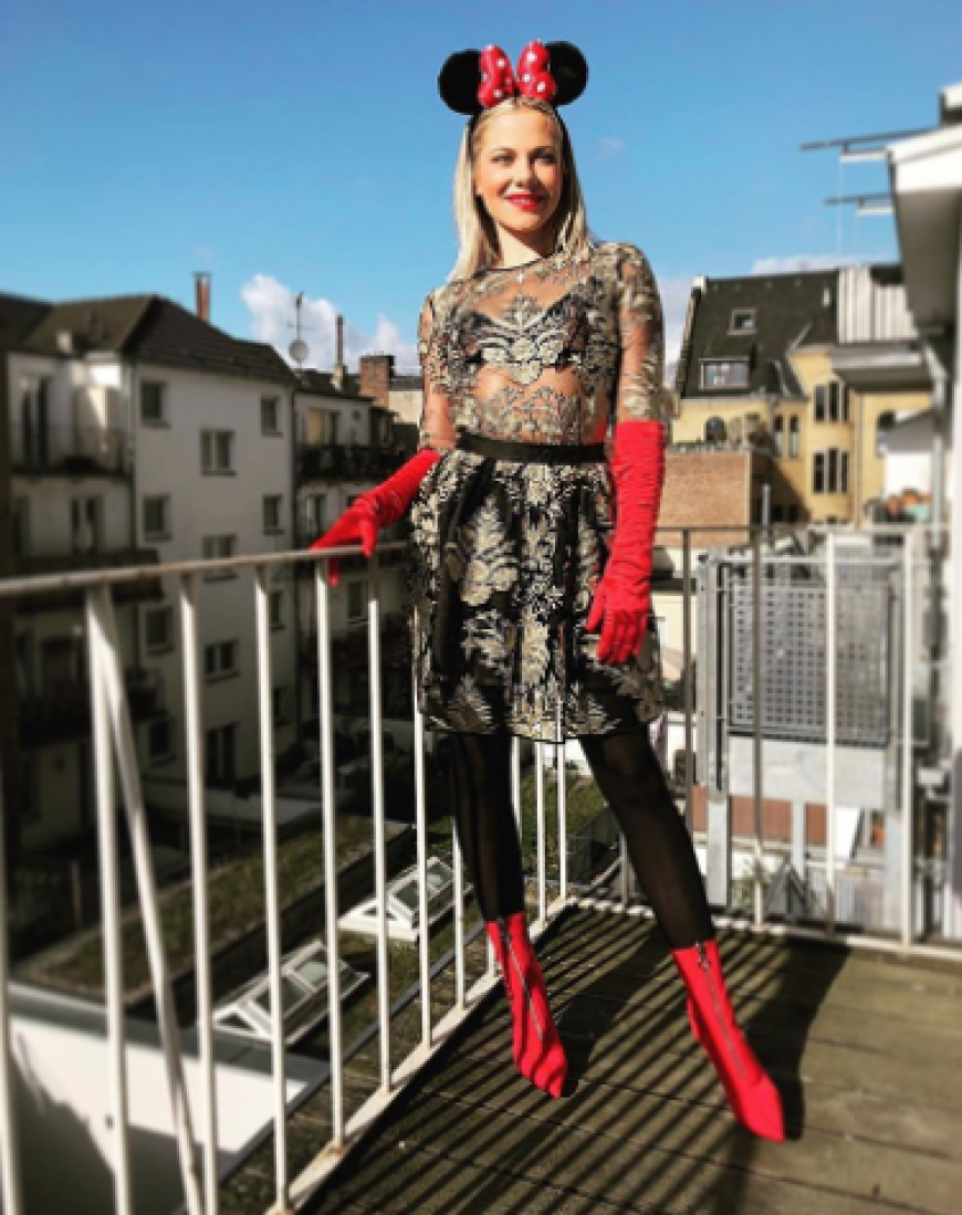 Cheyenne Pahde posiert als sexy Minnie Maus.