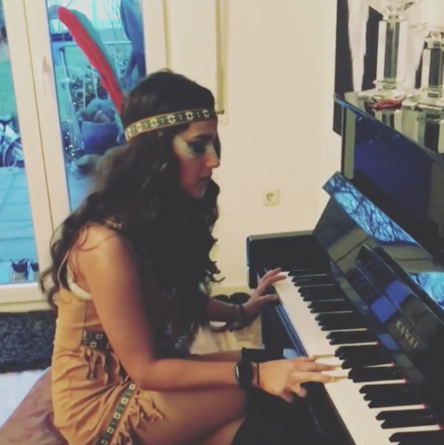 Sarah Lombardi trällert als traurige Pocahontas bei Instagram ein Lied.