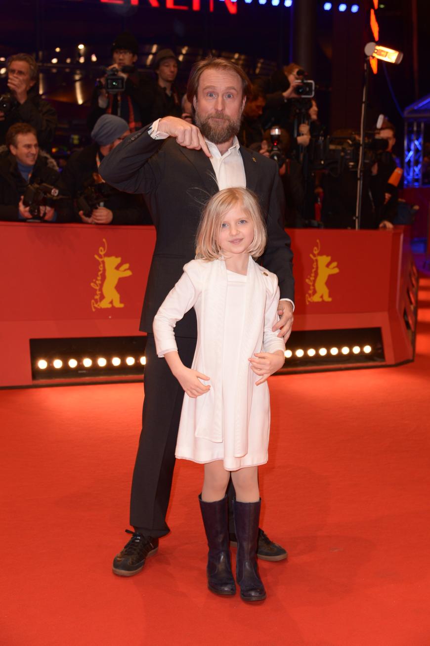 Bjarne Mädel mit der kleinen Schauspielerin Emilia Pieske bei der Premiere von