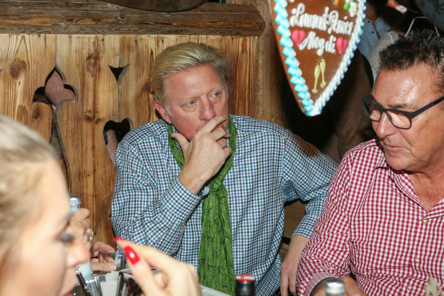 Aber es sieht nicht so aus, als hätte die Tennislegende sonderlich viel Spaß auf der Wiesn ...