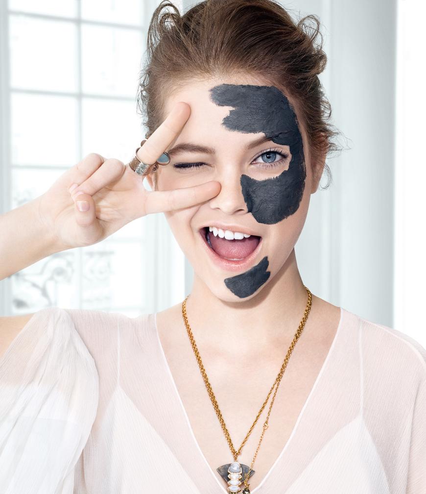 Barbara Palvin: Das L'Oréal Paris Testimonial freut sich über einen reinen Teint dank einer Aktiv-Kohle-Maske