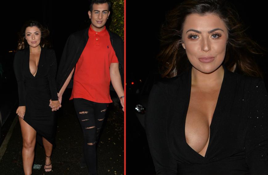 Auweia, da rutscht Schauspielerin Abigail Clarke glatt eine Brust aus dem Blazer.