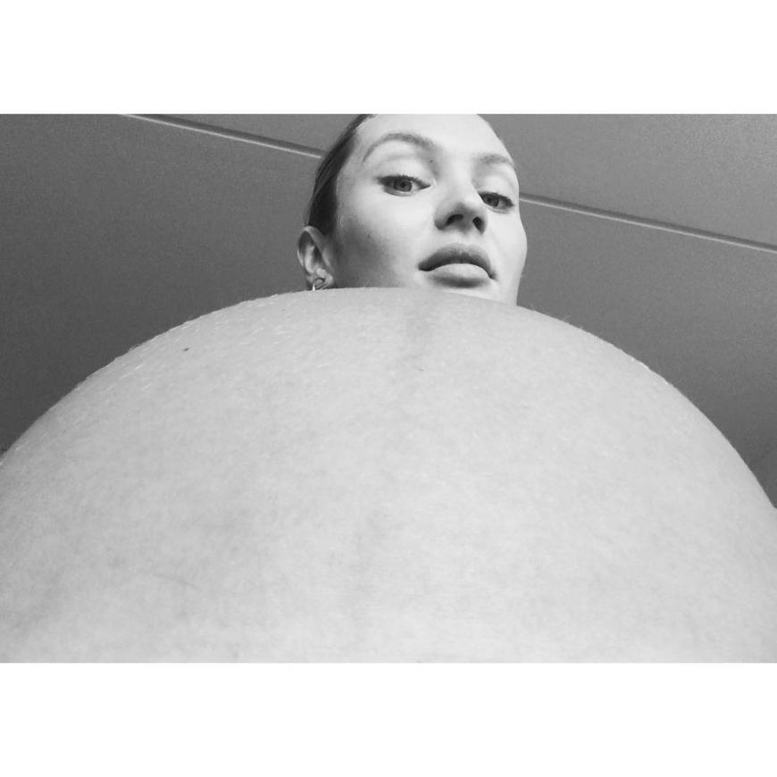 Bekommt Candice Swanepoel ein Monster-Baby? Wir können da Entwarnung geben: Es ist wohl nur die ungewöhnliche Perspektive, die den Babybauch des Models gigantisch erscheinen lässt.