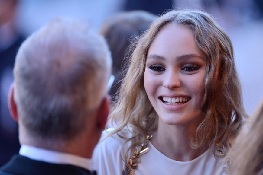 Johnny Depps berühmte Tochter Lily Rose Depp kann manchmal auch lachen. Aber nur manchmal!