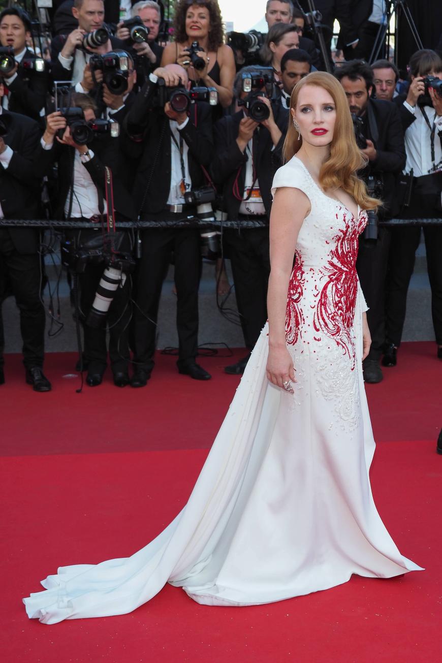 Jessica Chastain wählte ein weißes Kleid mit roten Applikationen und natürlich den passenden Lippenstift - sehr schön!