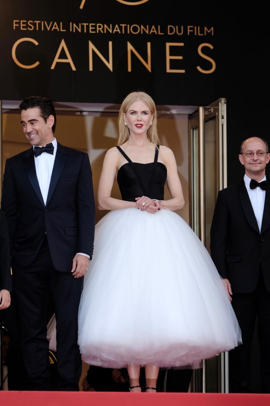 Na endlich, ein Kleid, was zu der Schauspielerin Nicole Kidman passt und man sieht gleich, dass sie sich darin auch wohlfühlt, oder?!