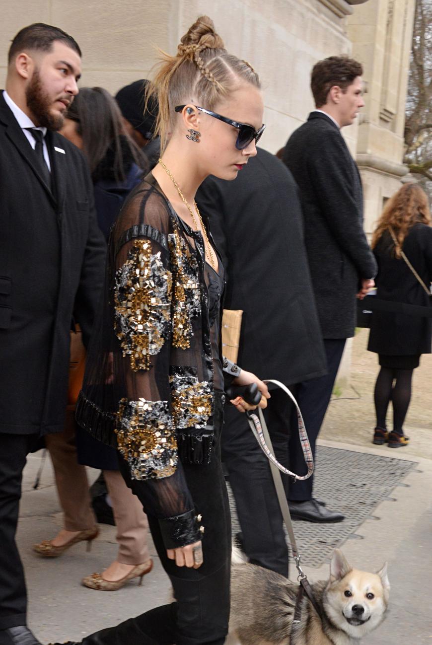 Pretty in Paris: Cara Delevingne lässt sich die Haare bis zur Mitte des Kopfes flechten und zu einem hohen Dutt zusammenstecken.