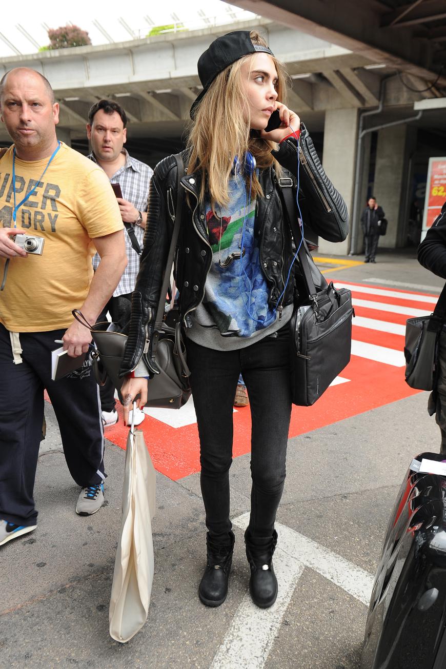 Trendsetterin Cara Delevingne mag es eher lässig: hier etwa mit Boots, Print-Shirt und cooler Lederjacke.