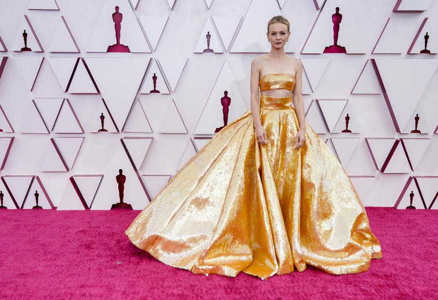 Carey Mulligan bezaubert in einem goldenen zweiteiligen Dress von Valentino.