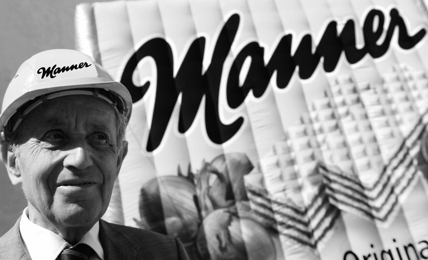 Schokowaffel-König Carl Manner starb am 19. April 2017. Der Enkel des Wiener Süßwarenherstellers verschied im Alter von 87 Jahren, wie das Unternehmen bestätigte. Carl Manner und seine Familie wurden mit den luftigen Schokowaffeln