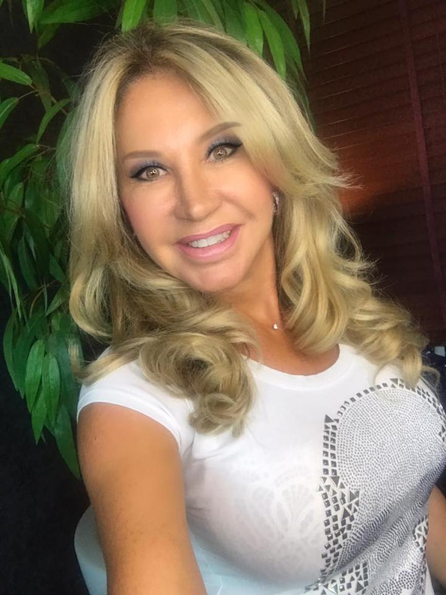 Was ist denn mit Carmen Geiss' Gesicht passiert? Eine Augenbraue ragt bei einem aktuellen Facebook-Bild tatsächlich ÜBER das Haar - UPS! Führt ihre Braue womöglich ein Eigenleben? Wie das Malheur passieren konnte, macht Carmens Kommentar deutlich: Sie hat sich an einer Beauty-App versucht! Offenbar muss die 52-Jährige noch etwas üben, damit nicht wieder so ein Augenbrauen-Fail passiert ...