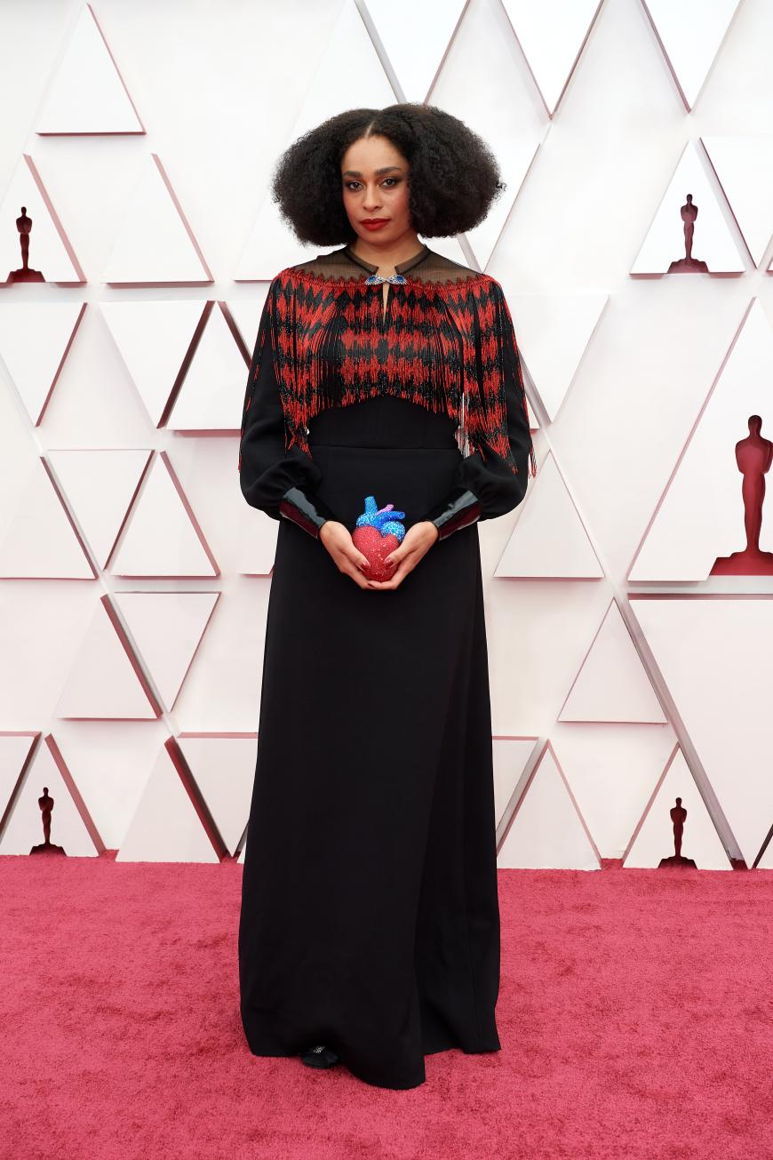 Ebenfalls ein extravaganter wie cooler Look: Celeste Waite setzt auf Karo-Muster. Absoluter Hingucker war aber ihre Clutch, die aussah wie ein Herz.