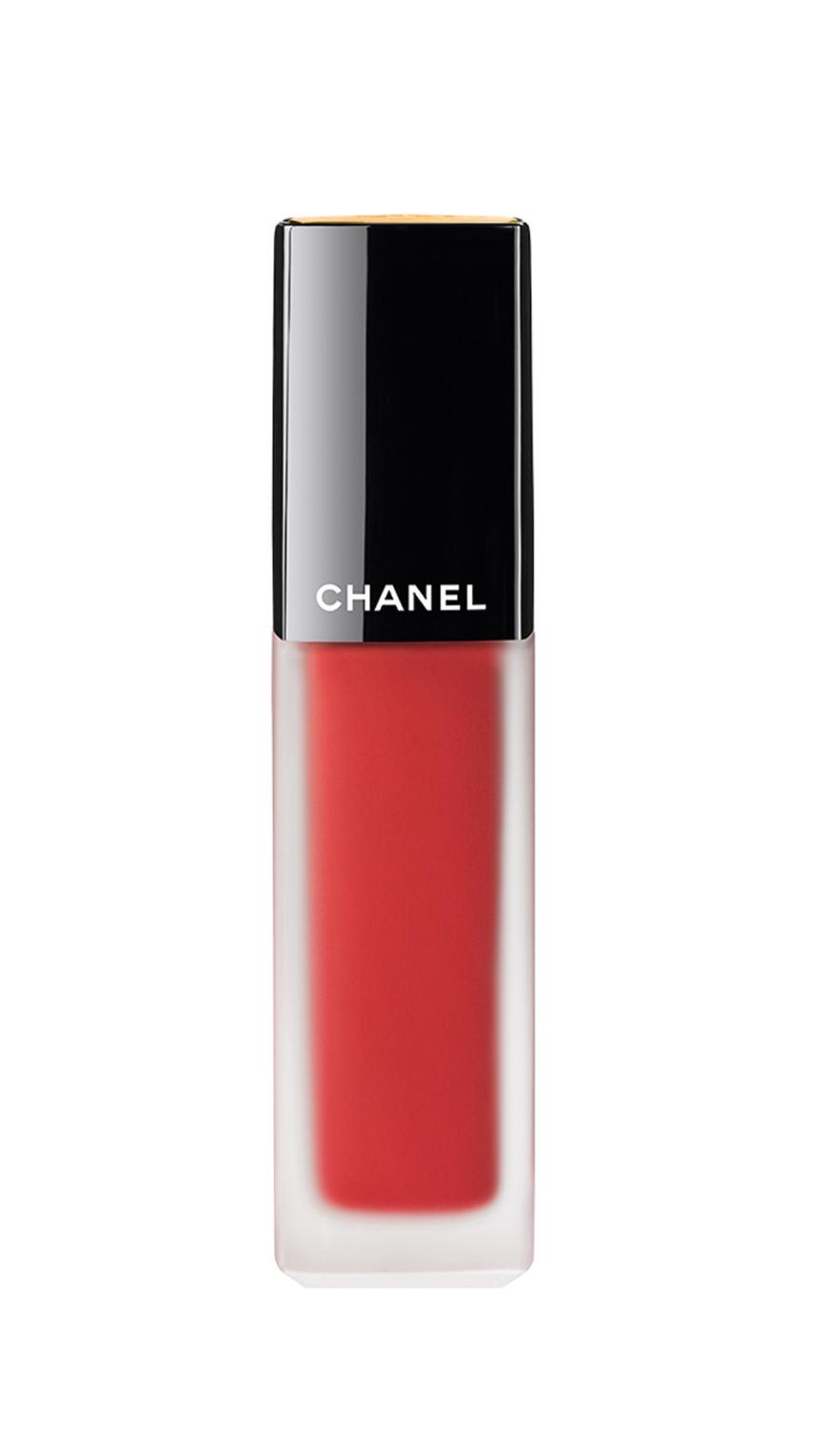Semimatt „Rouge Allure Ink“ von Chanel, in „Libéré“, ca. 35 Euro
