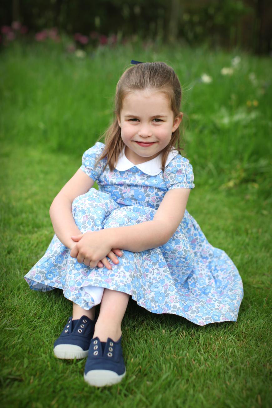Ihre Mutter, Herzogin Kate, knipste die kleine Prinzessin auf einer Wiese in verschiedenen Outfits. Hier im zuckersüßen Blümchenkleid.