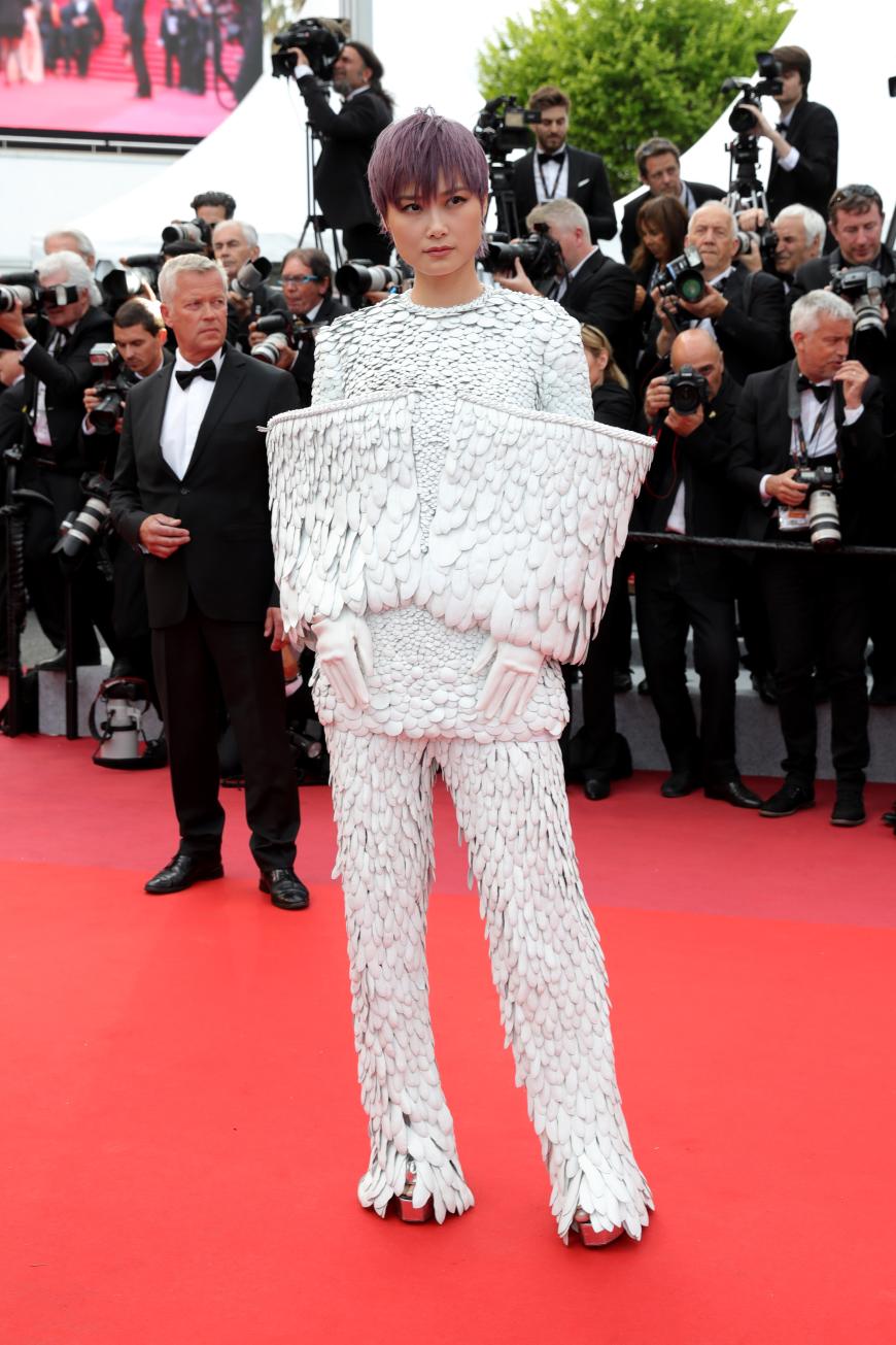 Chris Lee posiert in diesem extravaganten Outfit für die Kameras - doch was möchte sie mit dem Look darstellen?