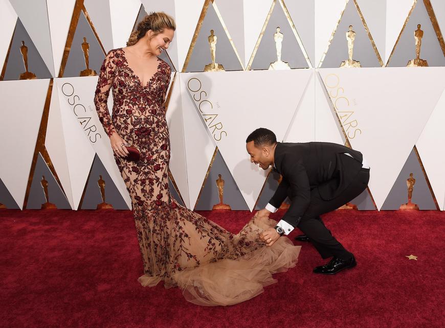 Er ersetzte sogar ihre Stylistin und drapierte die Schleppe ihres traumhaften Marchesa-Kleides für die Fotos auf dem Red Carpet.