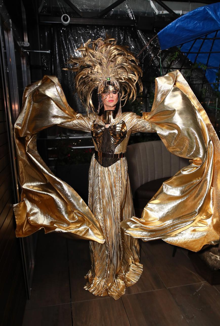 Für einen goldenen Wow-Auftritt sorgt Designer Christian Siriano, der durch