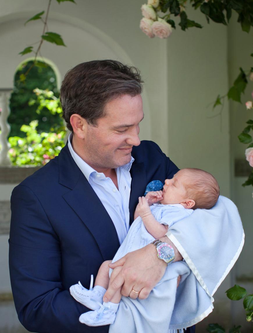 Awww! Am 27. Juli 2015 veröffentlichte das Königshaus neue Bilder der süßen Schweden-Familie. Hier Chris O'Neill mit Baby Prinz Nicolas ...