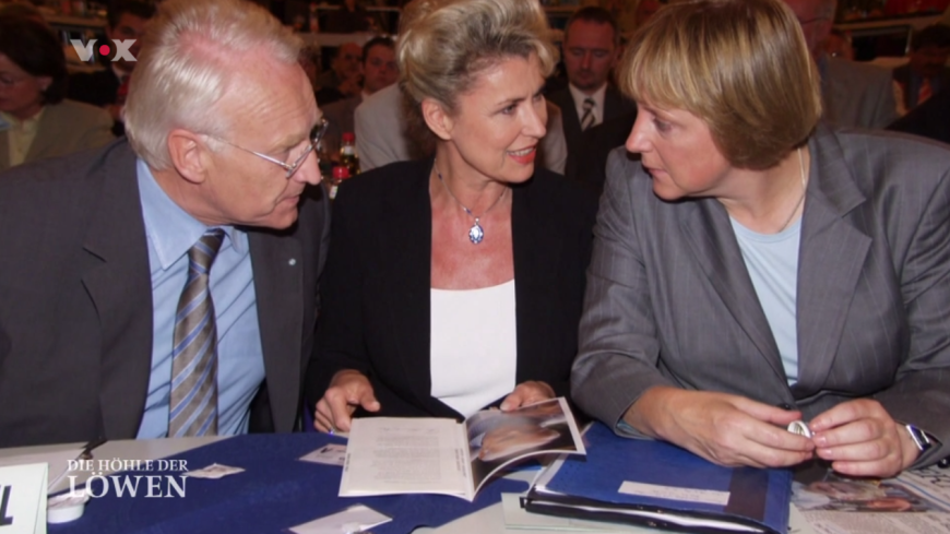 Der Wechsel in die Politik war eigentlich eher ein Zufall. Eines Tages klingelte jemand bei ihr im Büro durch und fragte sie, ob sie sich vorstellen könne, für den Nürnberger Stadtrat zu kandidieren. Was folgte war eine 30-jährige Karriere in der Politik. Auf dem Bild ist sie mit Edmund Stoiber und Angela Merkel zu sehen.