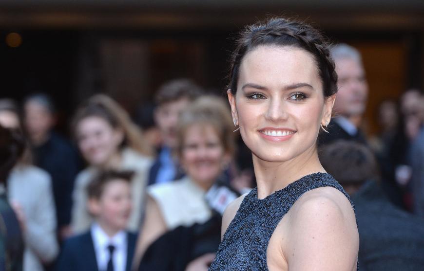 Auch Daisy Ridley mag's geflochten zum Red-Carpet-Outfit.