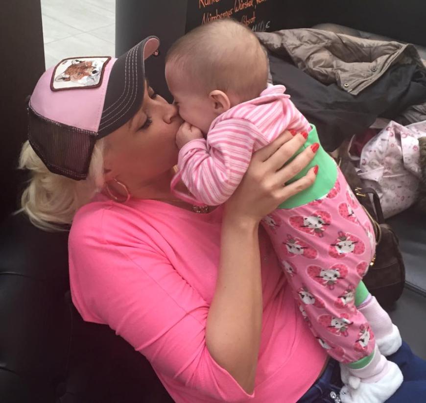 Knuddelei am Flughafen: Daniela Katzenberger herzt die kleine Sophia.