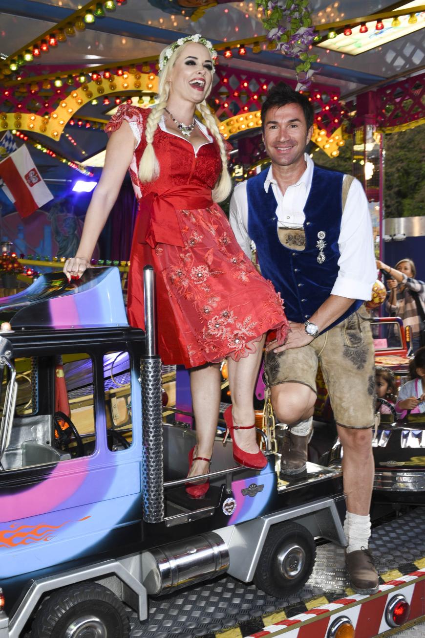 Sichtlich Spaß haben Daniela Katzenberger und Lucas Cordalis. Bestimmt haben sie auch eine Runde im Kinderkarussel gedreht!
