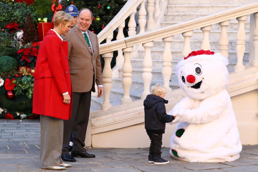 Awww! Der kleine Jacques hat eine Begegnung mit einem süßen Schneemann.