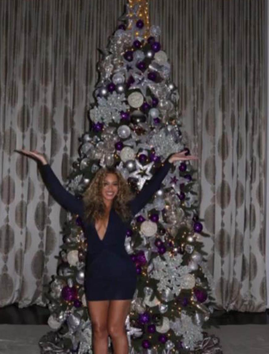 Extrem opulent geht es bei Beyoncé Knowles zu, die dieses Prachtexemplar von Weihnachtsbaum präsentiert.