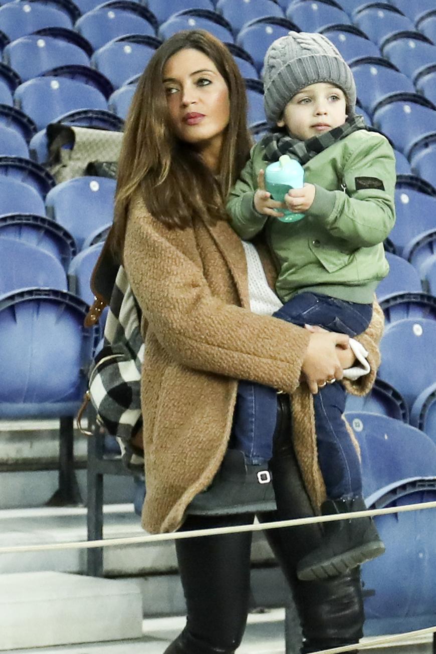 Die Moderatorin Sara Carbonero besucht ihren Mann, Spaniens Torhüter Iker Casillas, beim Training. Mit dabei ist ihr süßer Sohn Martin.