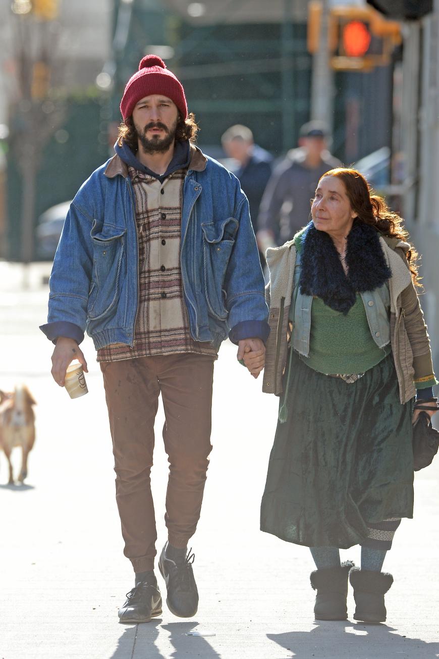 Zwei Generationen, ein Style: Schauspieler Shia La Beouf händchenhaltend unterwegs mit seiner Mutter.