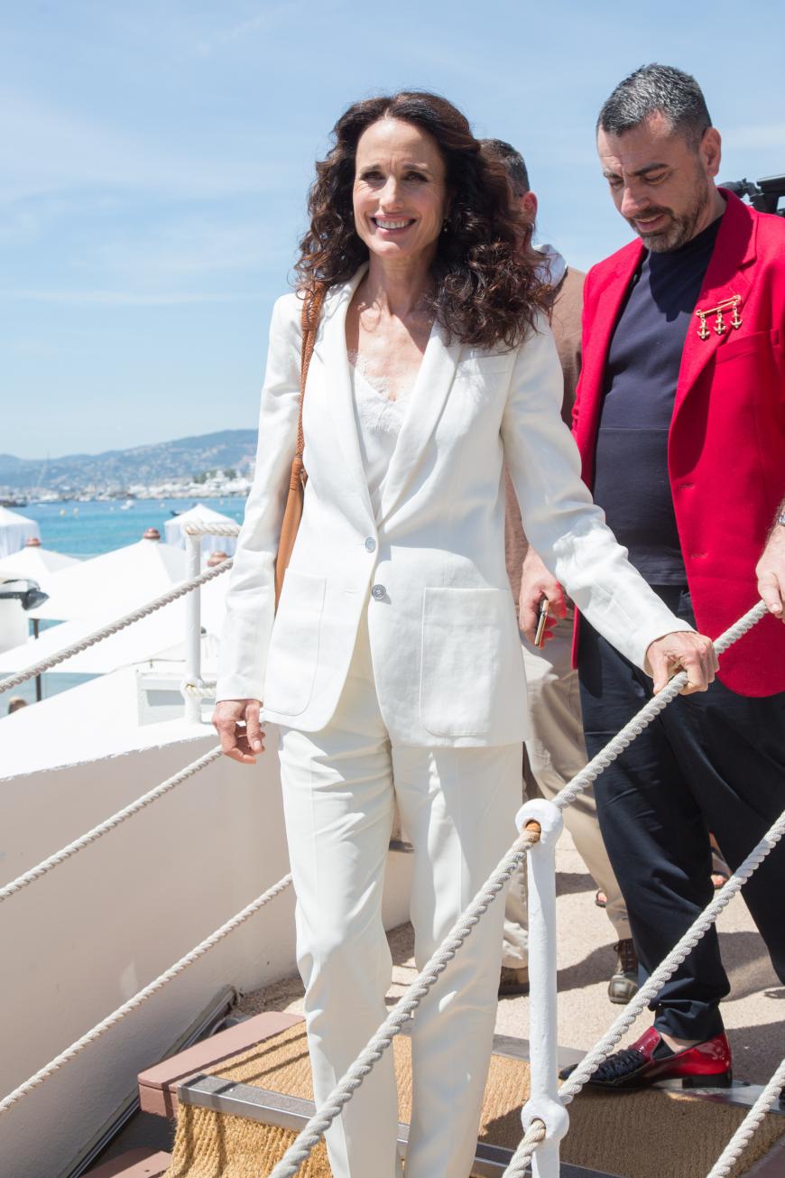 Andie MacDowell in einem weißen Hosenanzug