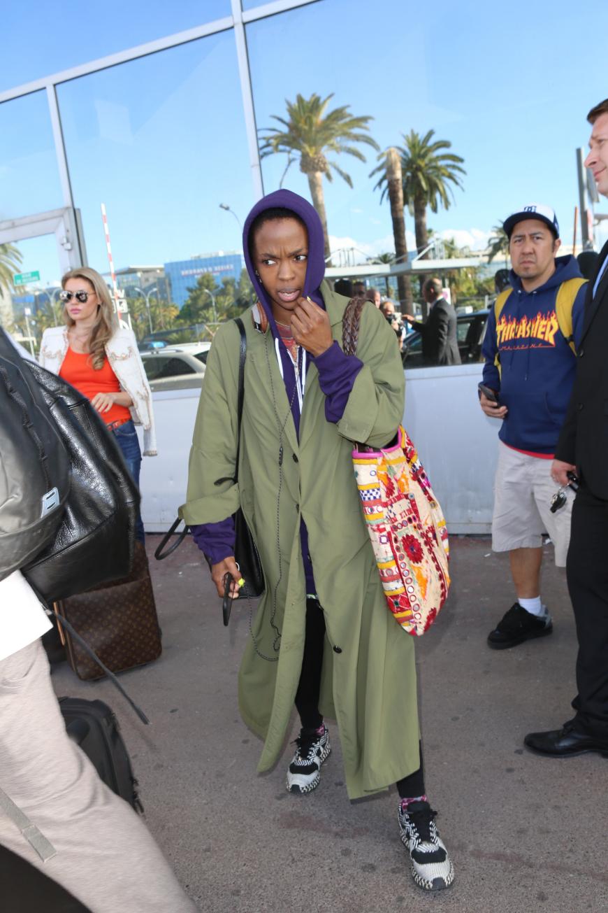 Etwas übernächtigt und übellaunig kommt Lauryn Hill in Cannes an.